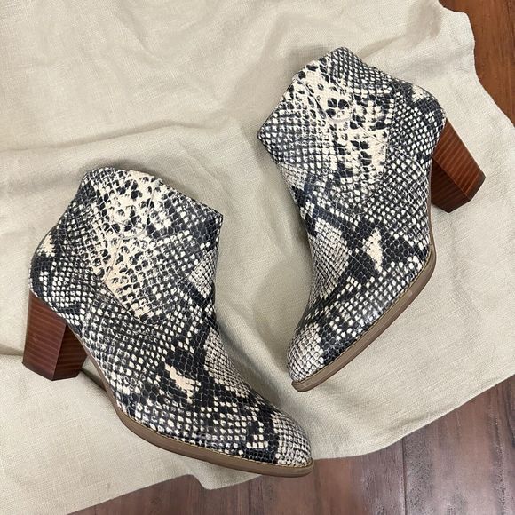 VIONIC Orthaheel Windom Snakeskin Print Leather Zip Ankle Boots - Picture 3 of 11